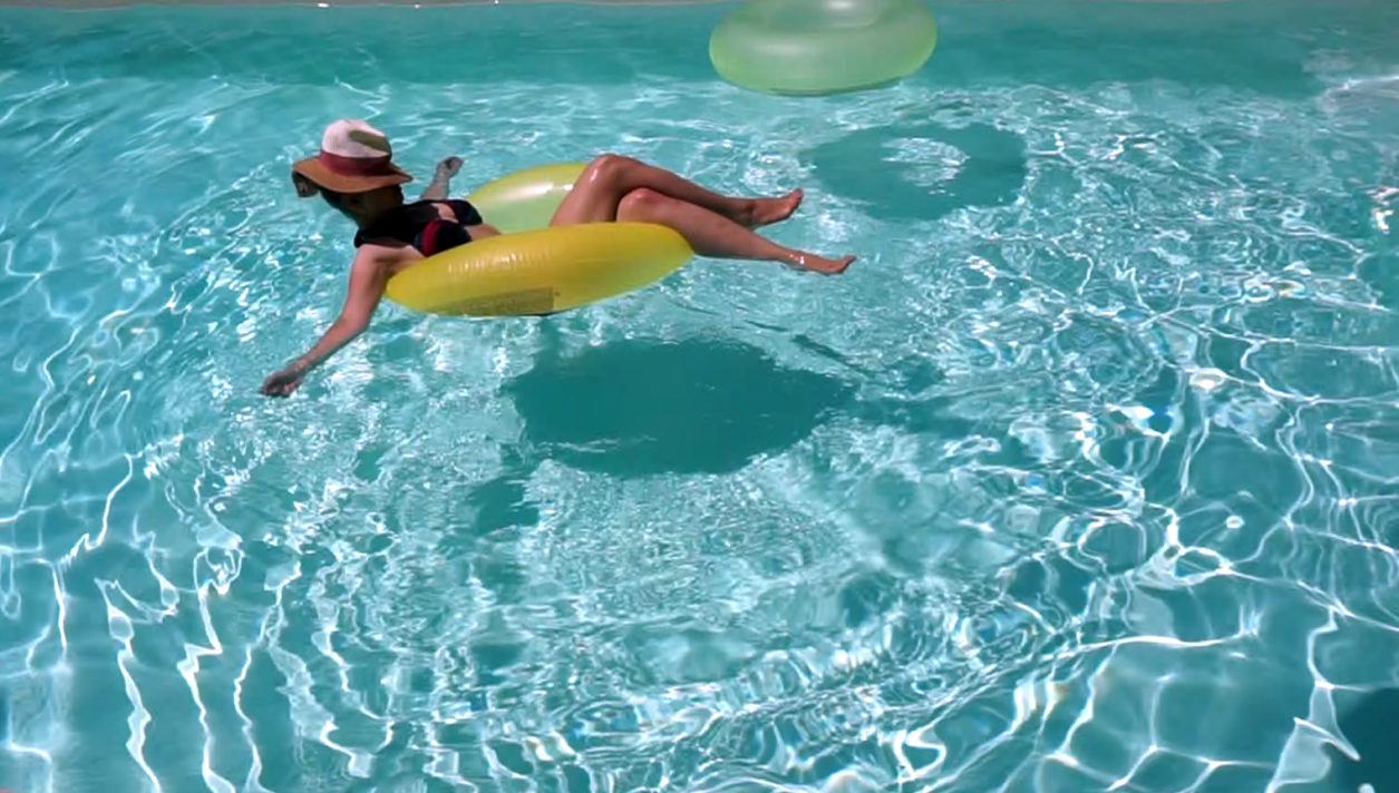 Frau schwimmt im Pool