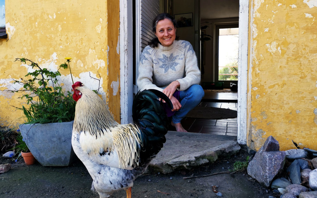 Besuch einer Freilernergemeinschaft auf Bornholm. Eliane vor ihrem Haus