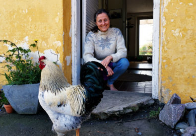 Besuch einer Freilernergemeinschaft auf Bornholm. Eliane vor ihrem Haus